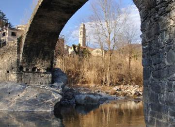 Borghetto Campanile Chiesa Vista Dal Ponte