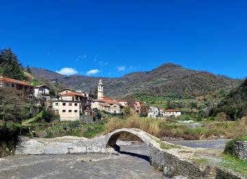 Ponte Medievale Torrente In Piena